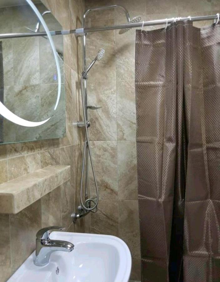 Guest House 15A Kutaisi Bagian luar foto